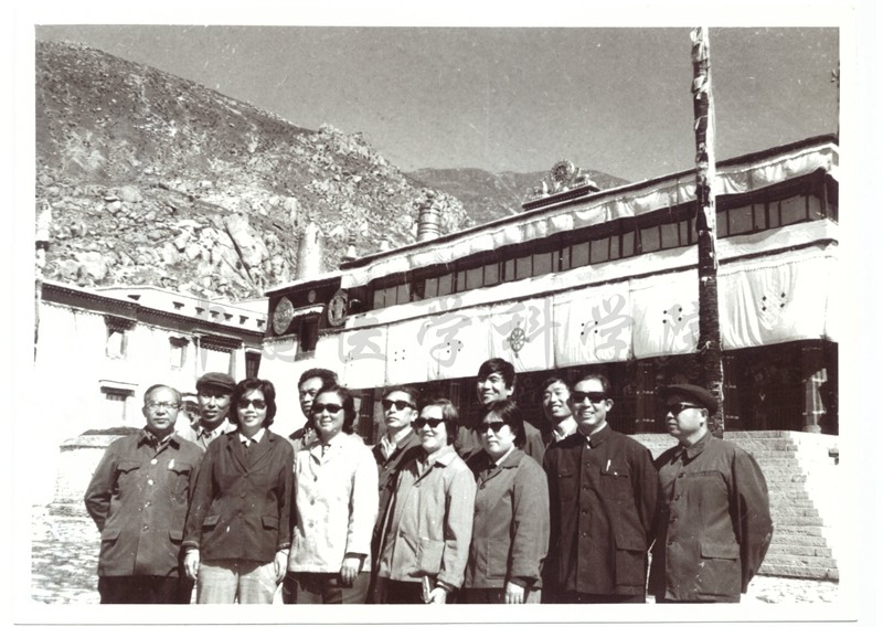 1984年第一批对口援藏医疗组成员合影_副本.jpg