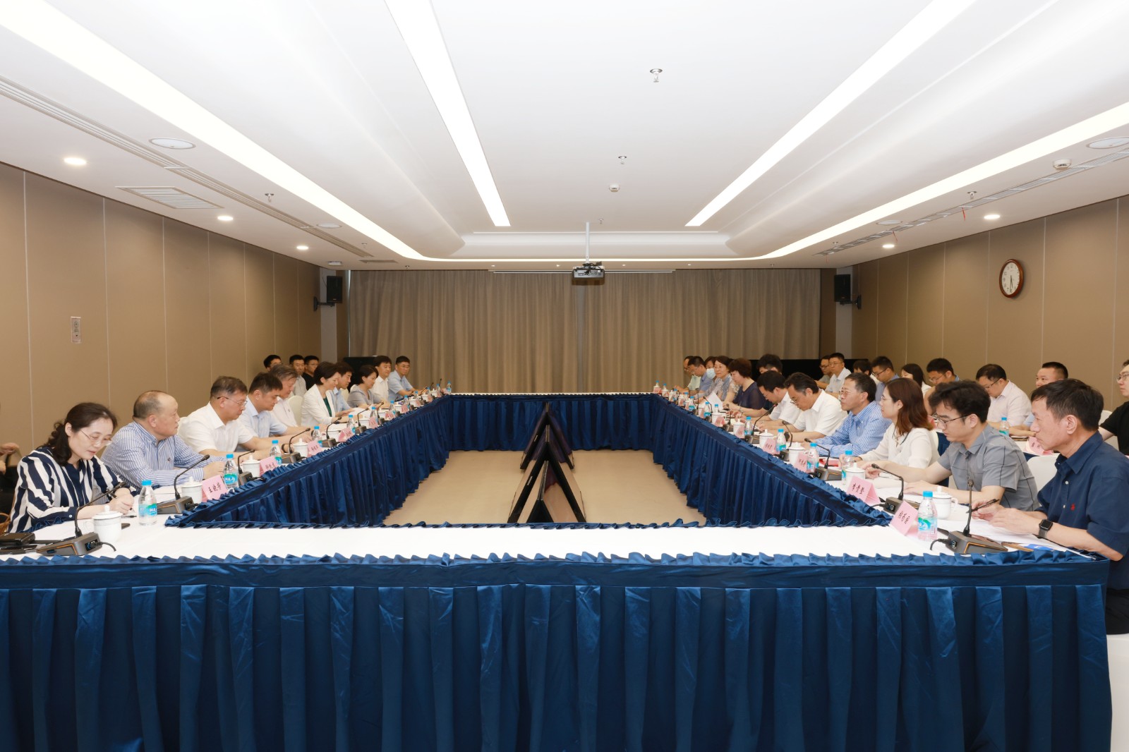 会议现场.jpg